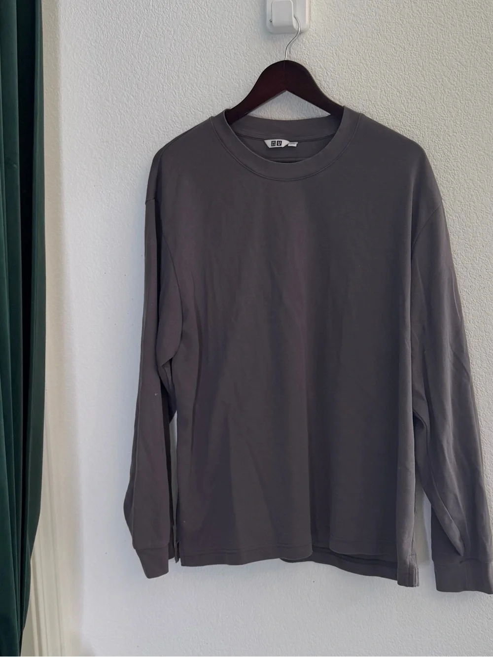 Uni Qlo T Shirt Bundle - 5 Long Sleeve, 1 Short Sleeve V Neck. 4 XXL’s, 2 XL’s.